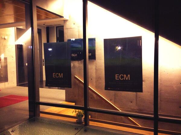 이제 곧 불이 꺼질 수요일 밤 10시의 전시장 입구...