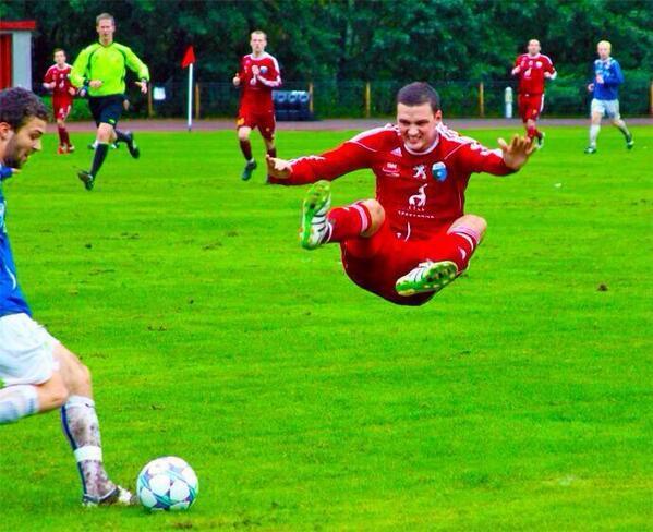 SundayChants's tweet photo. A tackle straight out of Sunday League. http://t.co/ghSBVWZREY