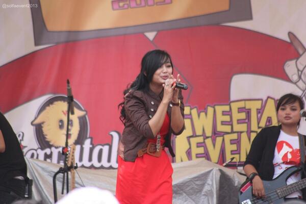 BarraBandID's tweet photo. Waaw thank you RT @solfaevent2013: ini pas @BarraBandID tampil :D http://t.co/m3Drl2cYVX