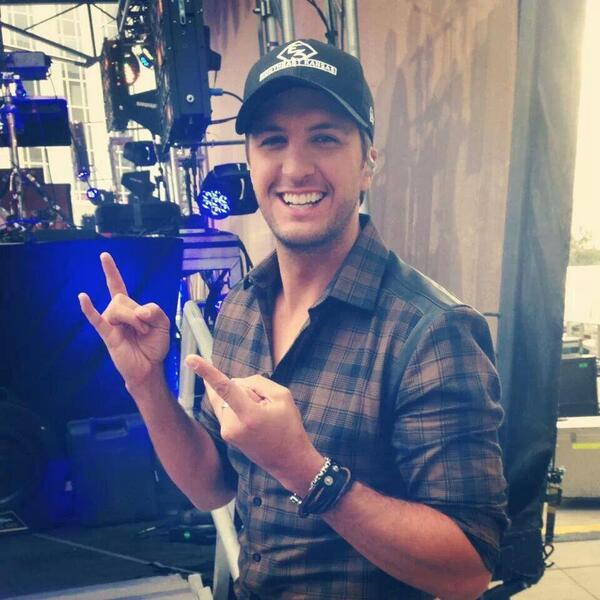 LukeBryanLove11's tweet photo. nbjedafvjlswdgnkjvrg YOU'RE HOT #LukeBryanGMA @LukeBryanOnline http://t.co/vbrFIIZQBR