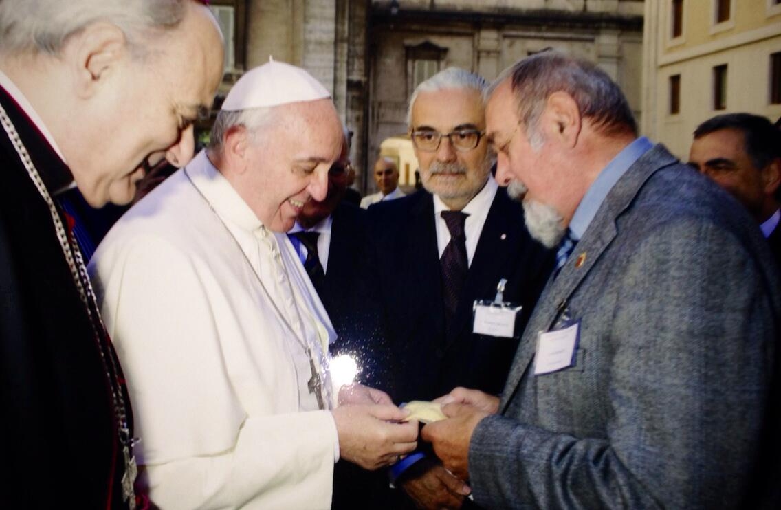 Papież Franciszeg błogosławi Złoty Ryż
