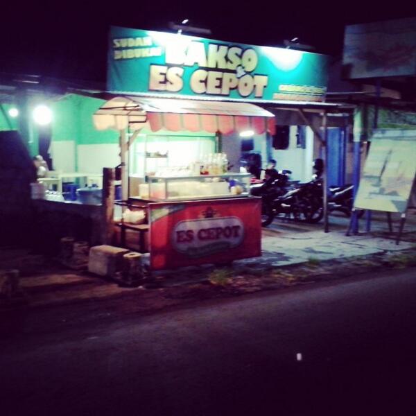 dian8389's tweet photo. bakso dan es cepot..jl nologatenn dekat OB..recomended ya..wajib d coba! http://t.co/xt2tx1oOPX