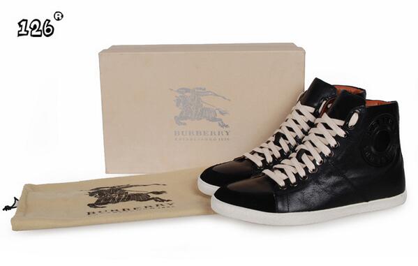 woolmodas's tweet image. Que os parecen estas zapatillas para hombre de #burberry ??