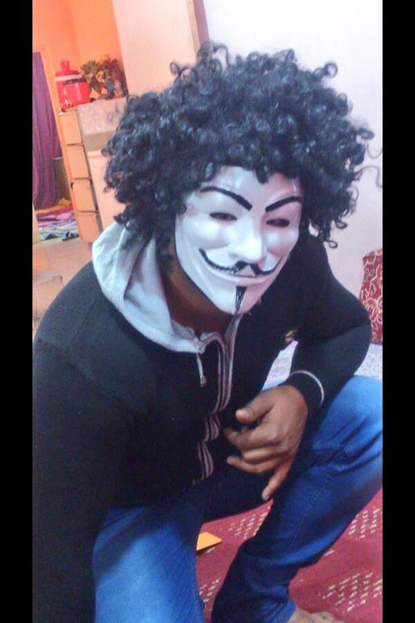 كتبت أسمك عناد بورقه الشمات كالوا ينمسح وتراهنت يبقه رادو ينمسح حته أنه أنساك حروفك جلبت ونمسحة الورقه.