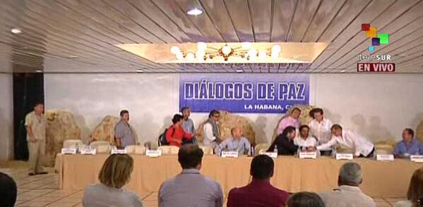 teleSURtv's tweet photo. #LAFOTO FARC se instala para dar a conocer comunicado conjunto sobre la participación política #DiálogosDePaz http://t.co/hA9T0I5Q5L