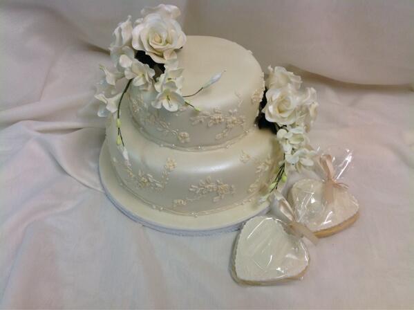 DeesignerCakes's tweet photo. Simple, but how lovely http://t.co/M2ONlhqJSA