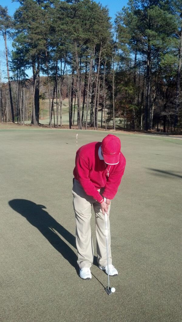 JonathanLSnyder's tweet photo. Working on putting. #driveforshow#puttfordough http://t.co/IB7K9cJYC1