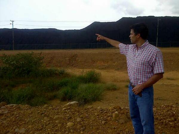 leopoldolopez's tweet photo. Vean la FOTO: Montaña de coque contaminante en Jose, Aztg. http://t.co/695f1z9ABb