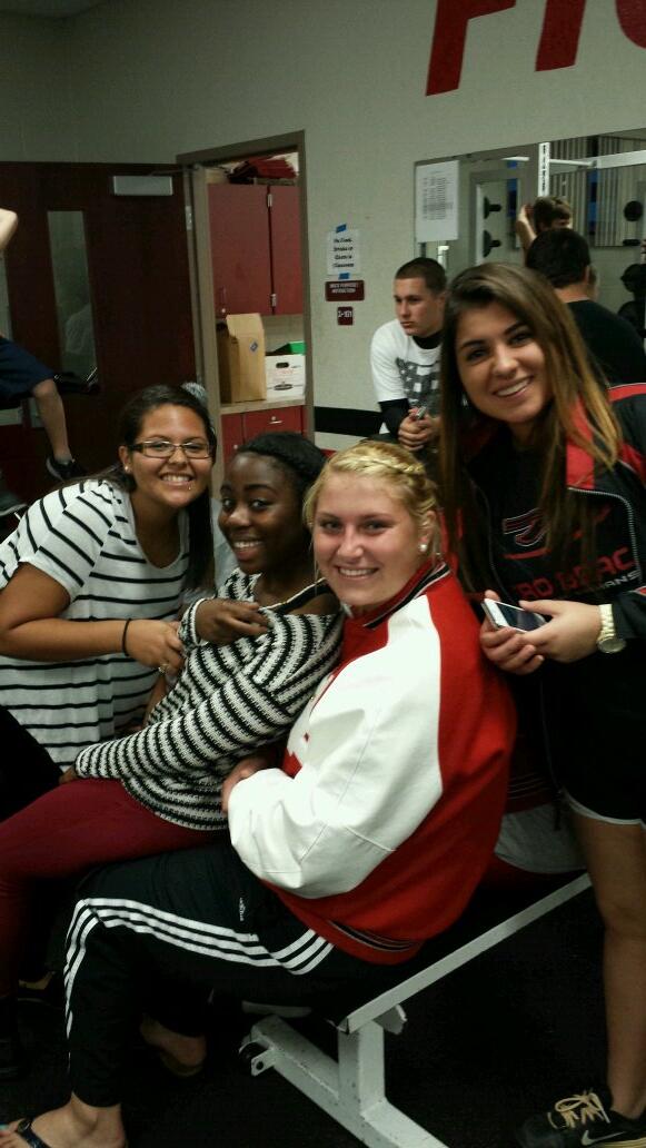 VBHS_Softball's tweet image. Our team comes together to support our softball sisters in the offseason #Veropride #veroweightlifting #verosoftball