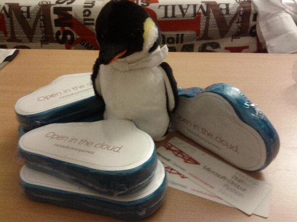 damsweb's tweet image. Fin de soirée avec les équipes (US) de #Windows #Azure et #msopentech. Très intéressant ! Vive les goodies... :-)