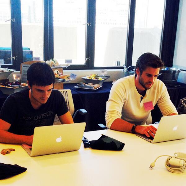 Francesca_fr's tweet photo. RT“@TheHungerGames: .@jhutch1992 & @LiamHemsworth are answering your questions #TwitterCatchingFire! http://t.co/fMJcUqpsip”