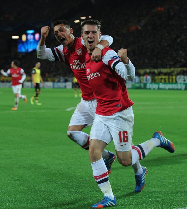 OfficialAFC_ID's tweet photo. Ini dia @aaronramsey saat merayakan golnya bersama @MesutOzil1088 hari ini #BORvAFC http://t.co/74DK3JgO0v