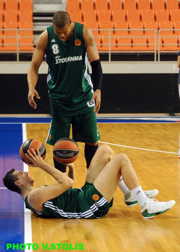 Paobcgr's tweet photo. Πειράγματα ανάμεσα σε Μπατίστ και Διαμαντίδη στην προπόνηση. Mike teasing Dimitris during practice @euroleague http://t.co/c024jtqxLx
