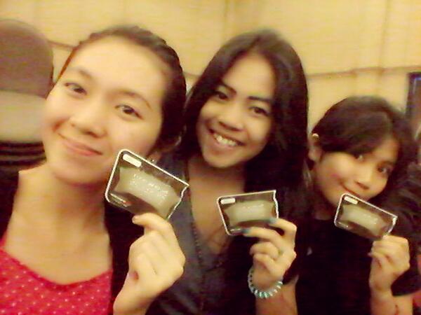 thaniaesther's tweet photo. Konser in love with @GlennFredly at Manado Convention Center (MCC) with @FRPusung @junethandriany 06-nov-2013 http://t.co/m9bsRELtpr