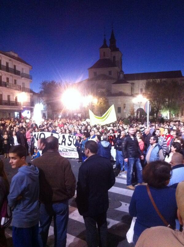 carlitos_ypunto's tweet photo. Exito de la concentración,pacífica sin incidentes de ningún tipo, de los vecinos de #arganda Diran que 4 gatos... http://t.co/wpUBQG7uKO