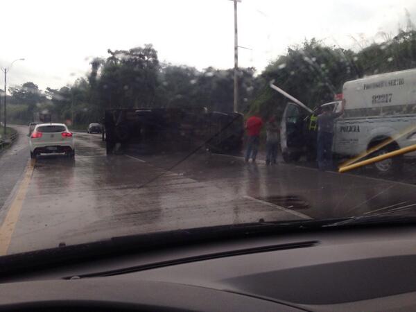 ALBARRIA's tweet photo. @Traficologo accidente vía centenario q conduce hacia Panamá, antes del puente http://t.co/flrIv29QAd