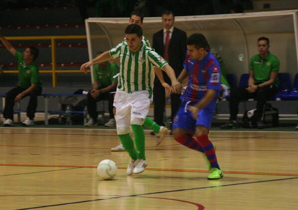 SinTregua2009's tweet photo. Damos la enhorabuena al @LevanteUDDM por hacernos soñar, este equipo sera uno de los 16 clubes que estará en Octavos http://t.co/YBWFD7eh29