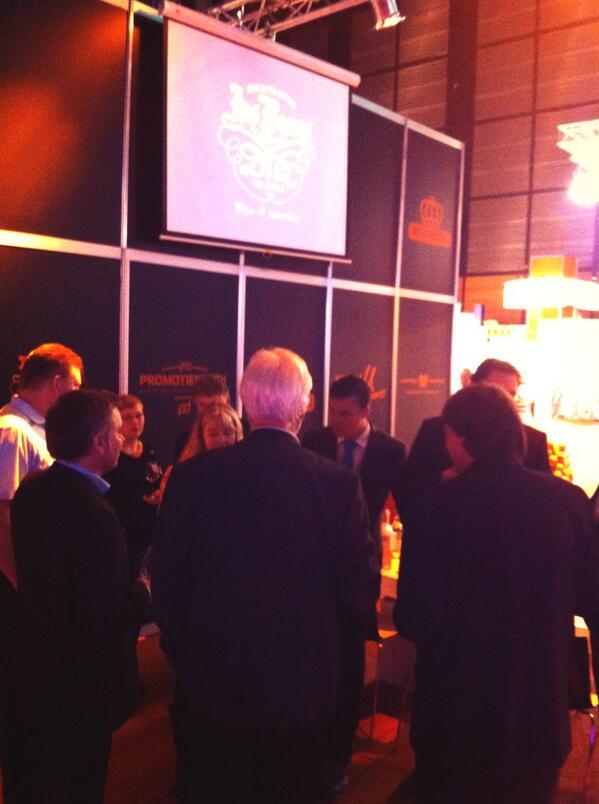 JosBeeres's tweet photo. @UnitedVisionsNl @Doubble_U @Afierisme @Promotiedagen Bedankt voor 2 mooie beursdagen! Nu met de voetjes omhoog😉! http://t.co/NXNWcJzcCt