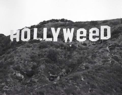 HechoHistoricos's tweet photo. El cartel de Hollywood fue cambiado por un bromista tras la aprobación de una ley que prohibía la marihuana en 1976. http://t.co/vPjD4n9OP4