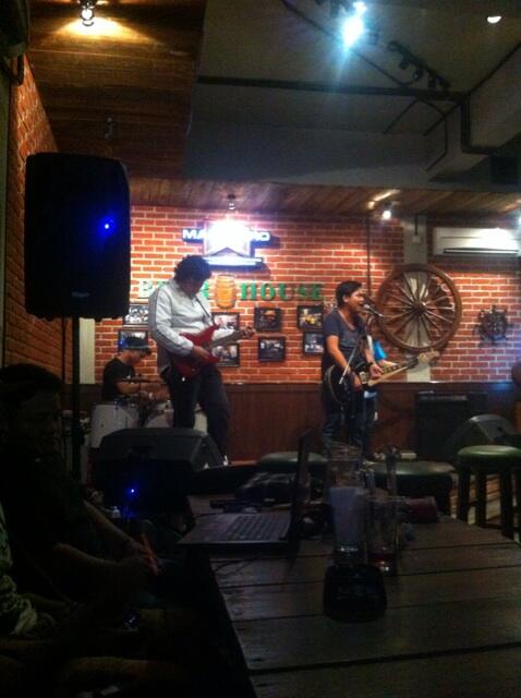 SahabatVoTa's tweet photo. ini waktu kita perfome at BeerHouse hihi http://t.co/V6ovYrEOHw