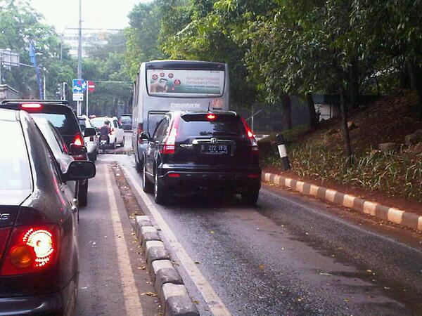 un_wAR07's tweet photo. Dtindak ga yaaaa..ckckck@NTMCLantasPolri @RadioElshinta @topikANTV http://t.co/8Ym5DtgvY5