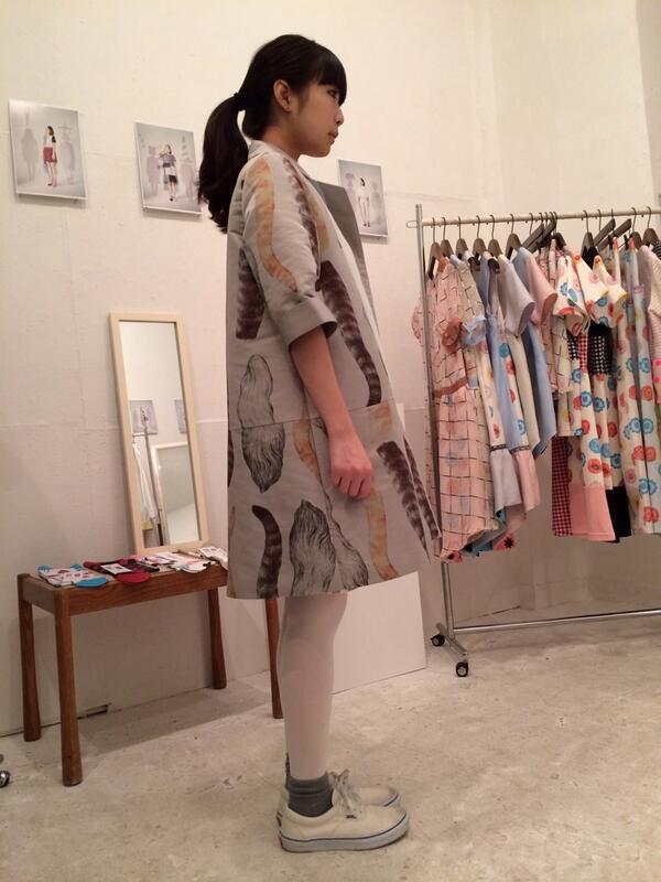 メラントリックヘムライト ヒグチユウコ白猫黒猫ブラウス ヒグチユウコ