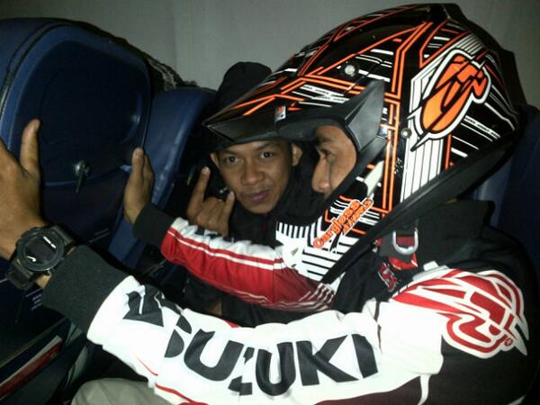 Tetap Safety biar di atas pesawat tetap pakai helm <a href="/Illmann14/">Muh. Akbar Firmansyah Putra</a> <a href="/fahrycepre/">fahry_S_Hadynata</a>