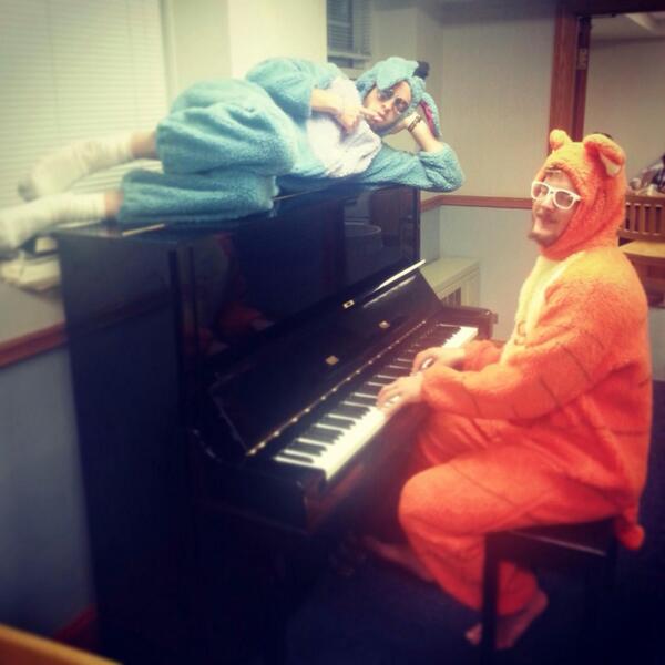 WTPWs's tweet photo. Happy Wednesday! #piano #musicians #humpday http://t.co/6boZPxbGEM