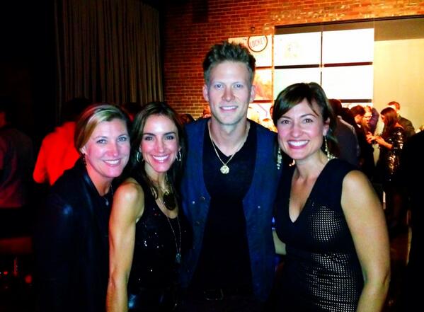 mr1616_mr's tweet image. Wives with Florida Georgia Line! #vipafterparty #songoftheyearaward #bestduoaward #CMAs