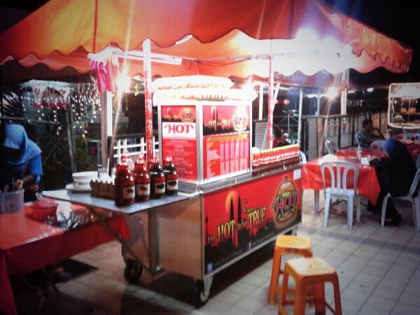 AngahUdin's tweet photo. Kami buka mcm biasa @fizoomar @asrijanggutrc8 @rizal5115 @hot_burger http://t.co/JNtALnmtOF