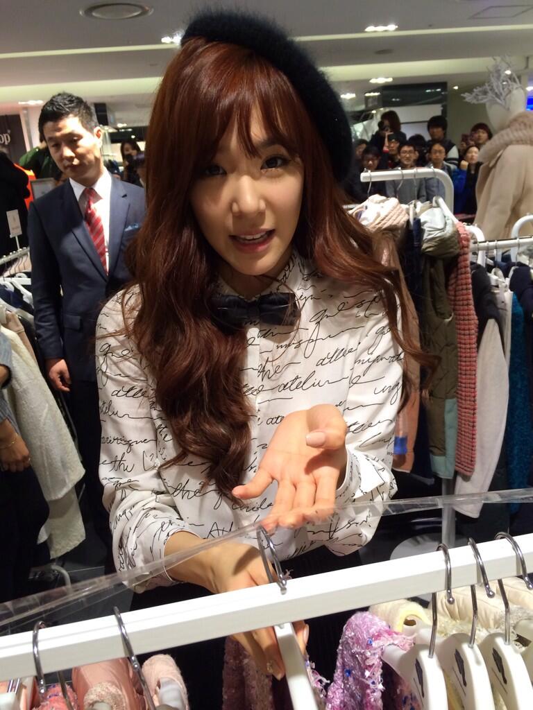 [PIC][07-11-2013]Tiffany xuất hiện tại buổi fansign cho thương hiệu "QUA" vào chiều nay BYdDS6GCAAADbEg