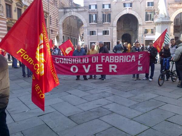 FabioPozzerle's tweet photo. Presidio lavoratori Over in piazza dei Signori: in attesa dell'incontro col Prefetto http://t.co/N1ZLtbnBSP