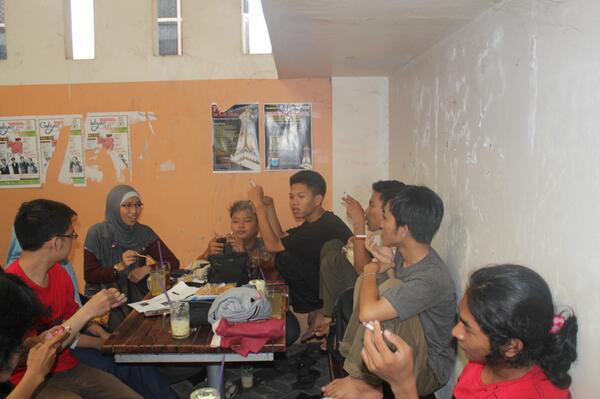 klaim tempat tongkrongan diskusi HumaniusH Institute. :)