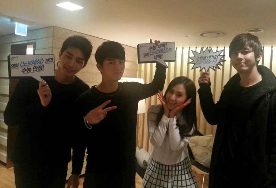 [PIC][07-11-2013]Yuri xuất hiện tại sự kiện "Lotte Cinema" Stage Greeting vào chiều nay + Selca của cô cùng các diễn viên khác BYdpJogCMAAZ194