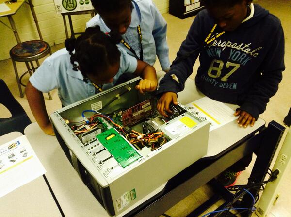 Here's a great pic of the Bel Nor Elementary <a href="/MOUSESQUAD/">Mouse (Old Account)</a> learning about the components of a computer. #normandylearns