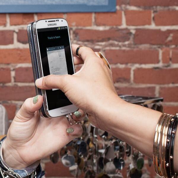SamsungMobiAfr's tweet photo. #SBeam is now your new high five! Transfer files with just a touch on your #Galaxy http://t.co/V7OhMboGaH