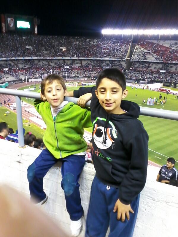 Con mis bbs en la cancha de river lastima que perdimps pero feliz igual