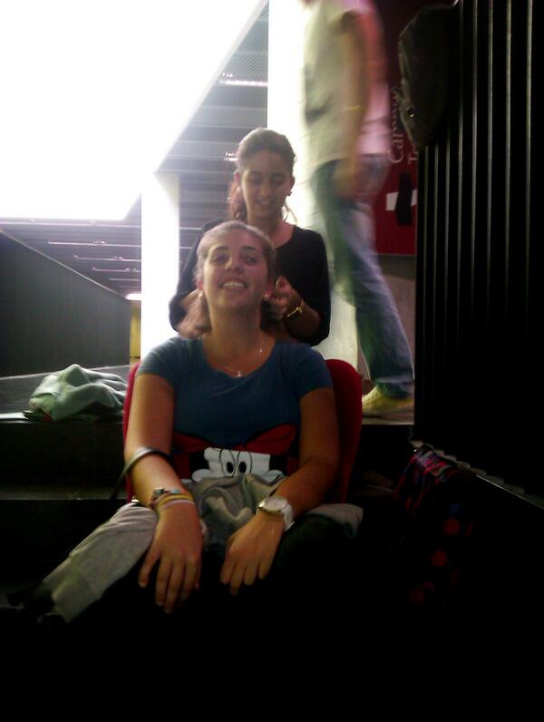 Ruth2409's tweet photo. @suhaila_B95  Sesión de peluquería en la #URV http://t.co/Va7J8yKdCA