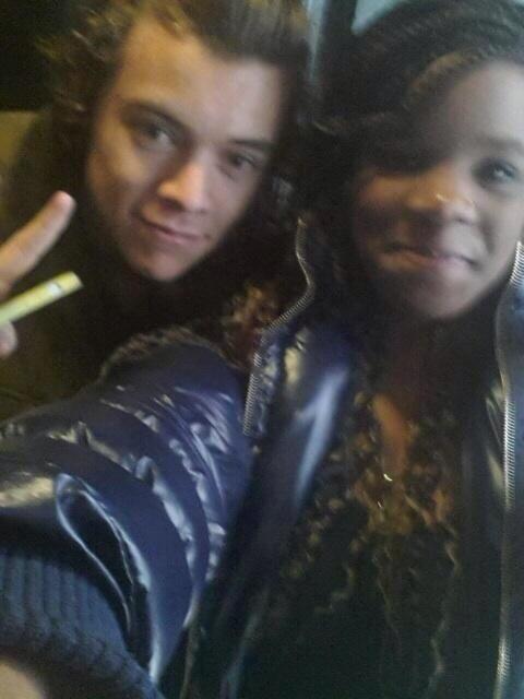 1D_LatestNews's tweet photo. Harry in London today with a fan 7/11 http://t.co/zauifqst06