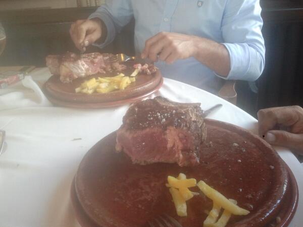 conxipalo's tweet photo. El lomito q se está comiendo @rubenportillo85 @leopalos chu cuña @MARIAINFANTEART q fatiga tienen Jajaj http://t.co/F5vJi5bfWt