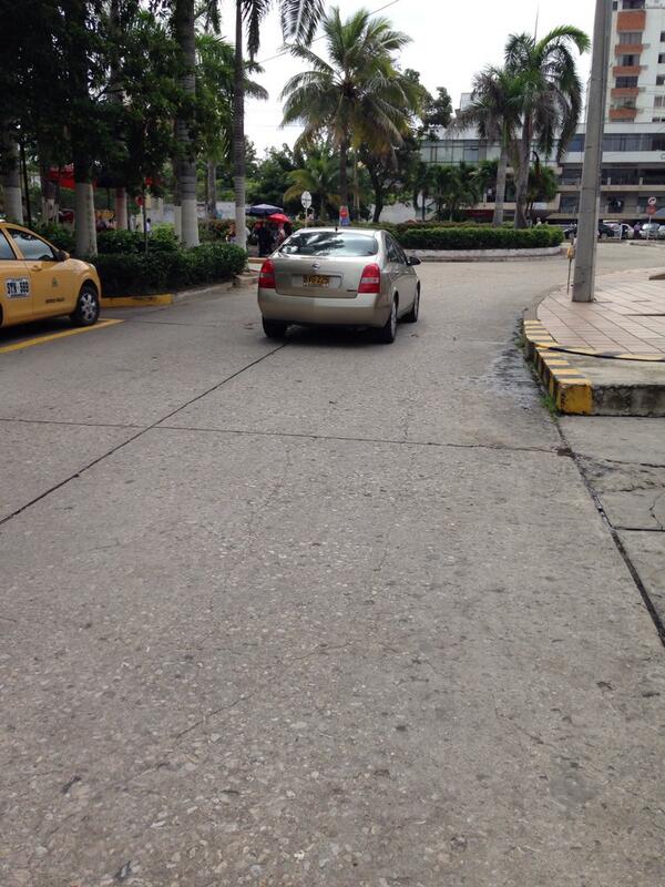 countryplaza's tweet photo. Esta dañada? Ombe que les pasa? Country Plaza mantiene el jardin y pinta la fuente porq el distrito nunca lo hace!!! http://t.co/9kWN3bXcQB