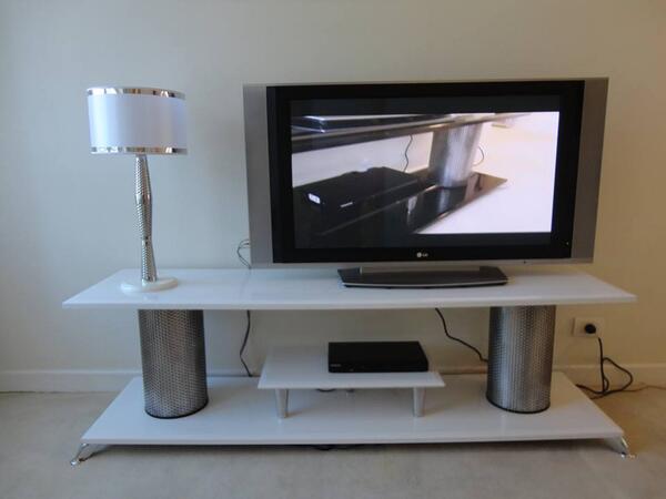 ArcariDesign's tweet image. Rack Mesa TV / LED y LCD Aprovechá el combo con un velador para obtener una combinación perfecta en tu living comedor