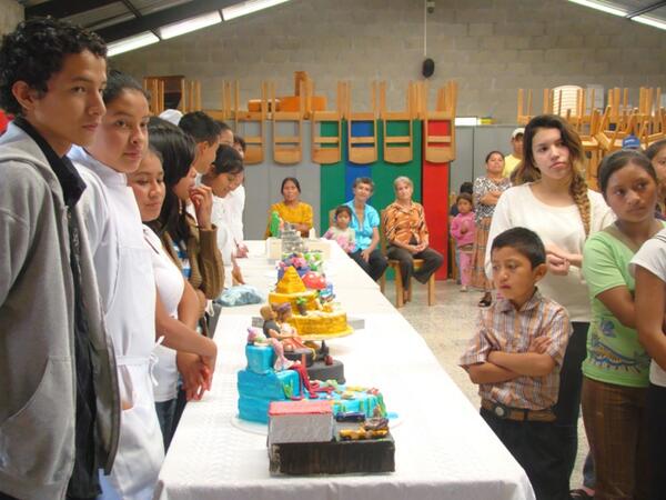 Jóvenes de la Ciudad de la Esperanza demostrando sus talentos en reposteria.