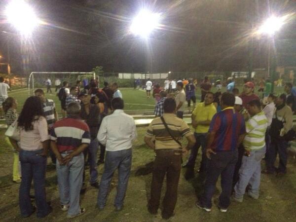 williams_laya's tweet photo. Finalizó la copa franco gerratana en la cancha de futbolmania gracias alcalde @sulmeavila @NicolasMaduro http://t.co/rB217YK5dp