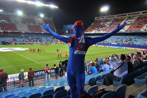 blueboysoficial's tweet photo. En el calderón sólo hay bellísimas personas #DelAtletiSoy Aupa @Atleti http://t.co/No9vR5jwdc