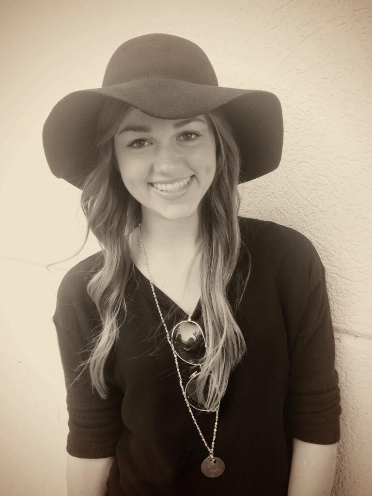 Sadie Robertson on Twitter: "I ️ hats http://t.co/In9YiH48iA"