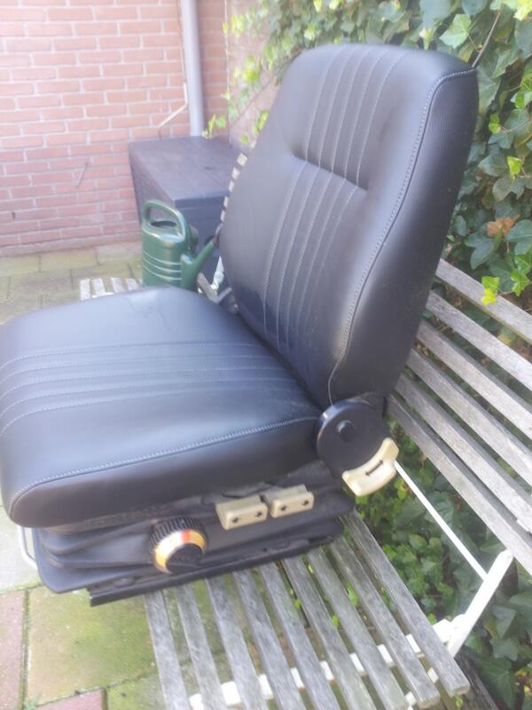 Een isri stoel  in zwart kunstleer