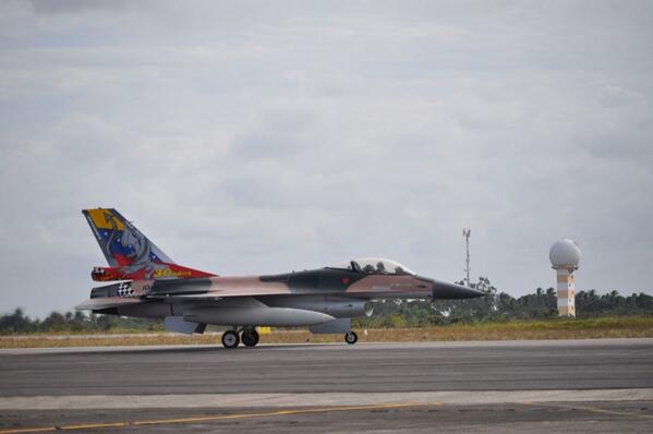 [FOTO] F-16A del Grupo 16 en la base aérea de Natal-Brasil durante #cruzex2013 ->