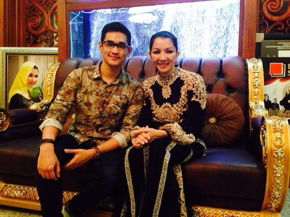 ritawow_1973's tweet photo. Serasa usia 24 thn kalau deket Afgan hehe http://t.co/hDsSqTLvBu