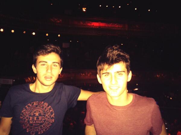 ManuCabello17's tweet photo. En el concierto de @MilesKaneMusic  con @LuisSantonja gracias @Guillipollas http://t.co/WD0EjRvZgm